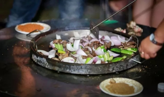 所有菜肉都取自農(nóng)場(chǎng)純天然的食材，吃的又美味又放心！