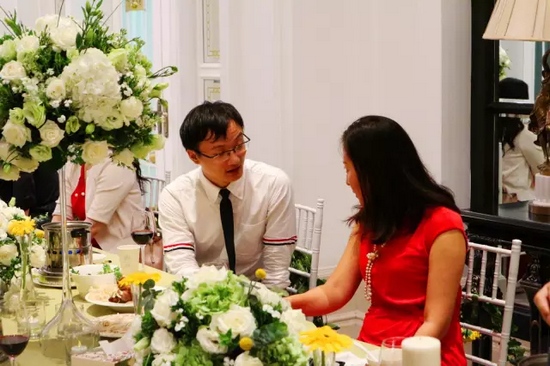 這種熱烈的氣氛，一直延續(xù)到飯桌上。