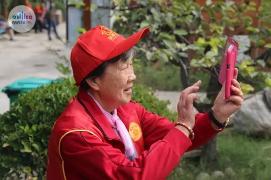 爺爺奶奶叔叔阿姨被盛運(yùn)莊園的景致吸引，紛紛拍照留影