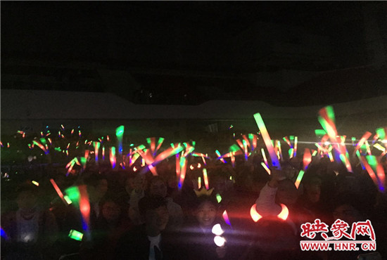 當(dāng)晚現(xiàn)場(chǎng)約2500個(gè)座位全場(chǎng)爆滿(mǎn)，還有全國(guó)各地歌迷會(huì)趕來(lái)的歌迷們。