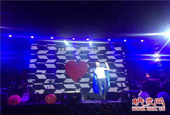 嚴(yán)爵及相信音樂(lè)旗下其他藝人賣(mài)力演出。