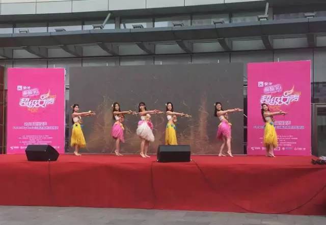 伴隨著舞蹈演員們的開(kāi)場(chǎng)，比賽在上午10點(diǎn)半正式拉開(kāi)序幕