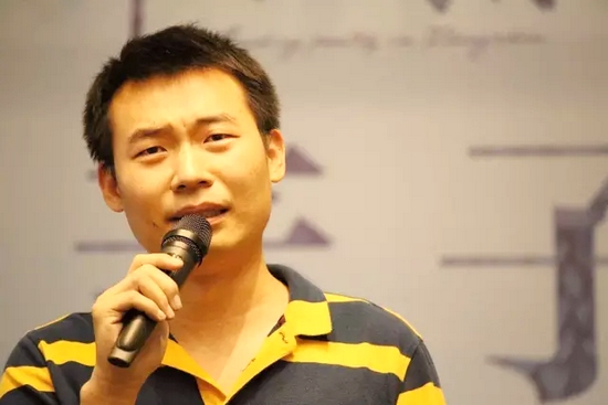 他，是一名消防員，同時(shí)也是聲音的愛好者。