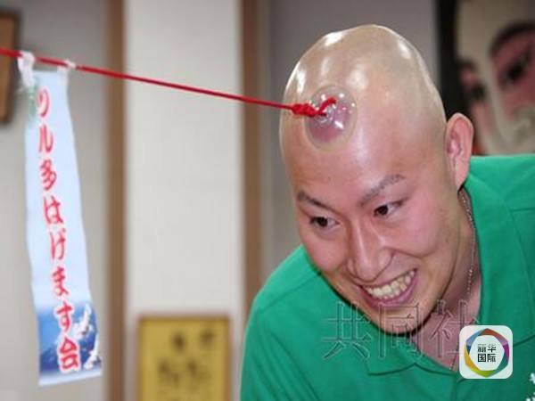 日本舉行首屆全國性“光頭拔河賽” 日本舉行首屆全國性“光頭拔河賽”