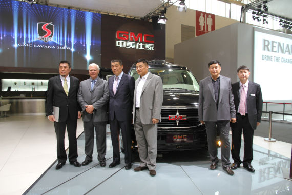 北京國(guó)際車展上，全新GMC S系列頂級(jí)商務(wù)車在亞太區(qū)首發(fā)。圖為企業(yè)領(lǐng)導(dǎo)與新車合影。