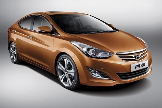 　　北京現(xiàn)代朗動分別搭載1.6L和1.8L兩種發(fā)動機，共7款車型。“流體雕塑”設計理念持身的朗動看上