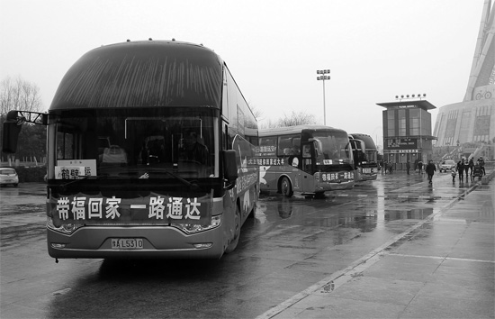 昨天上午10點，17輛愛心大巴從中原福塔廣場發(fā)車