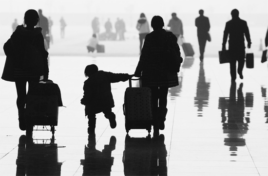 昨日，鄭州東站，一名孩子拉著媽媽和包裹快樂地奔走在春運的途中