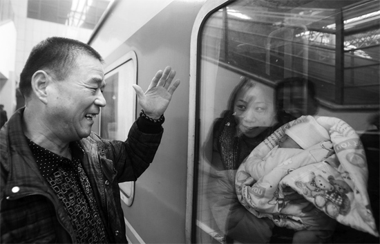 車要開了，史振星揮手向女兒懷中的外孫告別。女兒帶著剛剛出生43天的孩子，要到千里之外湖南的婆婆家過新