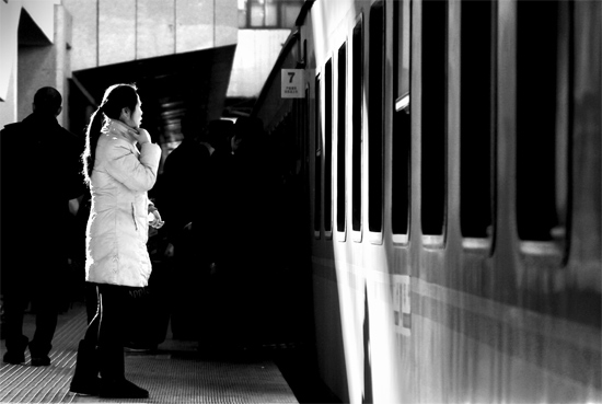 春運大潮中，這樣難舍難分的身影總不時閃現(xiàn)在站臺上和廣場中