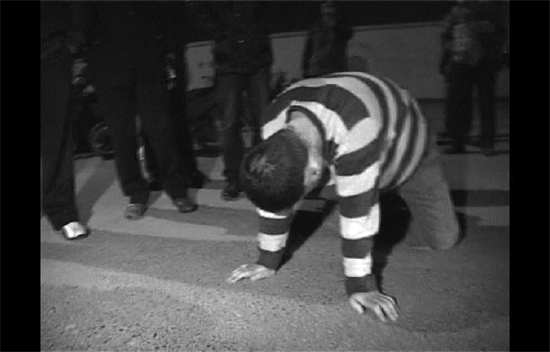 昨日凌晨，鄭州市化工路西段，渾身酒氣的男子出盡洋相