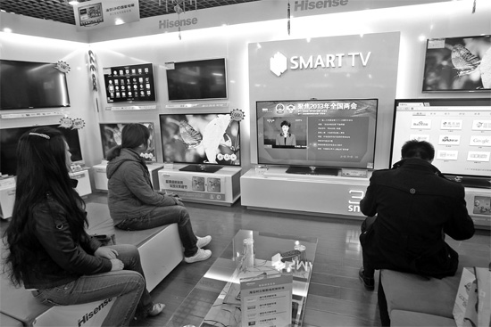 5日，鄭州市的家電賣場里，網(wǎng)絡(luò)電視正在同步直播兩會報道 東方今報記者張培方攝