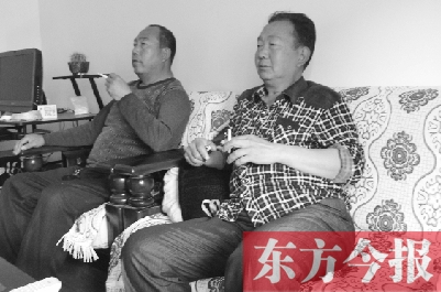 吳四輩和張年學(xué)在家聊天，談?wù)撋稌r候能去上班