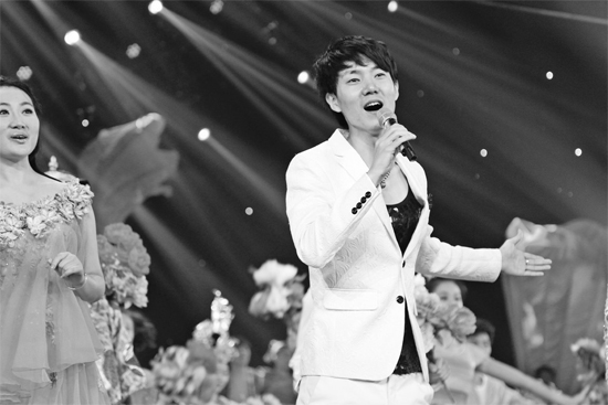 在青歌賽頒獎盛典上，王晰的超炫男低音再次引爆全場