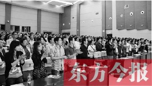 演員謝幕時，沒有觀眾離場，而是全部起立熱烈鼓掌