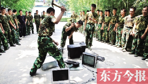 為了讓孩子表達戒除網癮的決心，學校組織孩子親手砸毀電腦