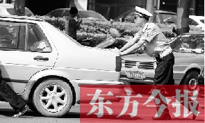 一輛車(chē)壞在了路中間，執(zhí)勤交警幫推車(chē)