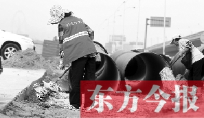 鄭州市鄭東新區(qū)，烈日下工作的環(huán)衛(wèi)工