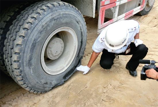 8月3日，棉紡路與六廠前街交叉口附近一輛水泥罐車突然爆胎，路邊一輛電動車被沖擊波震翻報廢