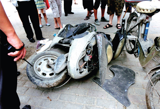 8月3日，棉紡路與六廠前街交叉口附近一輛水泥罐車突然爆胎，路邊一輛電動車被沖擊波震翻報廢