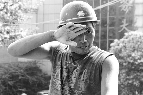 昨日，濟(jì)源市市政工人王紅旗在揮汗工作