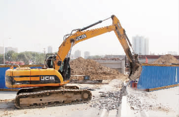 南陽路、北環(huán)快速路立交橋?qū)⑦M(jìn)行封閉施工，圖為工人正在拆除隔離欄