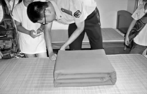 鄭州市某武警駐地，武警官兵現(xiàn)場表演疊被子