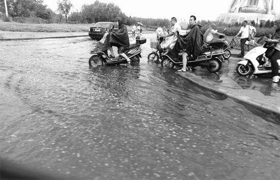 8月7日，鄭州一場暴雨，鄭州多處干道被淹，市民行路如過河