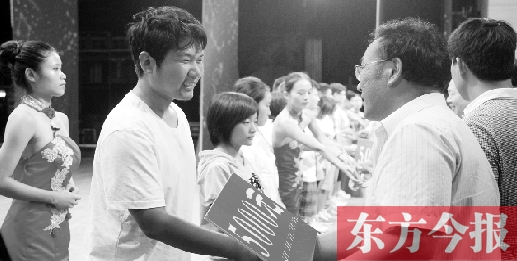 8月25日，河南電視臺8號演播廳，寒門學(xué)子每人拿到了5000元助學(xué)金