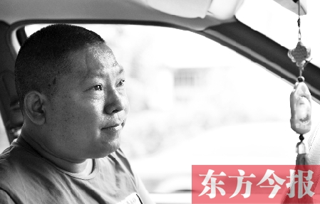 鄧太和帶父親去看病，兩天都沒打開過出租車后備廂