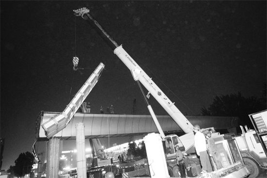 昨日凌晨，鄭州市動物園天橋徹底拆除