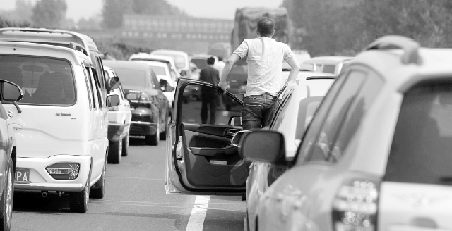 10月7日下午，寧洛高速漯河至商水段，因車禍發(fā)生擁堵