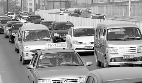 上午11點(diǎn)，鄭州市京廣快速路由北向南的路段已經(jīng)開(kāi)始擁堵，要是早晚高峰，更是堵得走不成