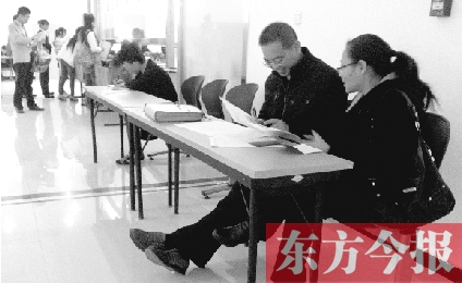 　　10月16日，鄭州市社保中心辦事大廳，新增的桌椅方便了前來辦理手續(xù)的市民