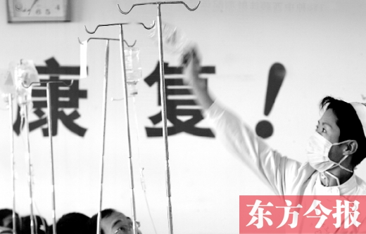 不少人嫌去醫(yī)院看病費(fèi)時費(fèi)錢，可是很多病癥并不是網(wǎng)上問問專家、自行買藥吃就能治療的