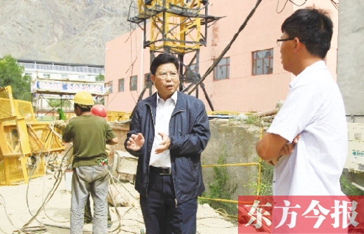 新鄉(xiāng)市援疆前方指揮部指揮長、伊吾縣委副書記鄭援越（中）深入一線調(diào)研