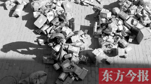 “雙十一”后，快遞員忙著送包裹，連水也不敢喝