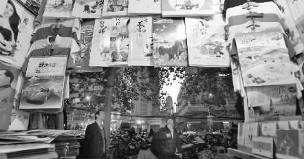 11月25日，鄭州市福壽街一家臺(tái)歷、掛歷專營(yíng)店店主稱，上貨半個(gè)多月了，生意一直很冷清