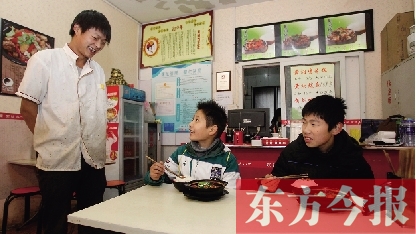 11月30日，鄭州市81中的兩位學(xué)生用勞動(dòng)為自己掙了一頓中午飯，心里很高興