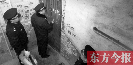 12月3日，鄭州市隴海路。執(zhí)法人員欲進入一戶未辦狗證的居民家中，強行將狗帶走