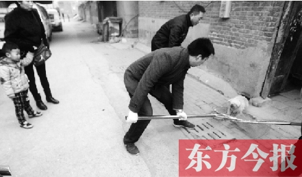 12月3日，鄭州市隴海路。執(zhí)法人員對一只“辦了證卻不系繩”的狗進行捕捉