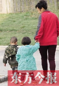 男孩兒姓“鄭”，女孩兒姓“周”（取“州”諧音），即“鄭州”之意，這一取名法得到了認(rèn)可