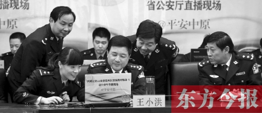 省公安廳廳長(zhǎng)王小洪（中）和微博網(wǎng)友在進(jìn)行交談，發(fā)現(xiàn)問題現(xiàn)場(chǎng)馬上解決