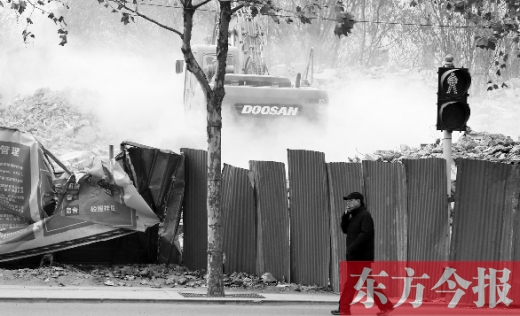 昨日，鄭州市未來路與緯四路交叉口一工地施工不除塵，加重了空氣污染