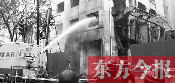 昨天早上8點(diǎn)半，鄭州市農(nóng)業(yè)路一拆遷工地，用兩臺噴水車噴水除塵，有效地阻止了施工揚(yáng)塵