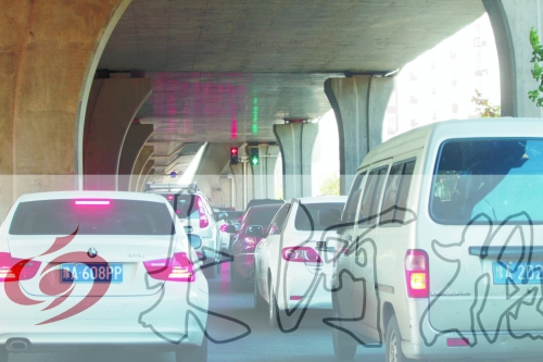 交警在東風(fēng)路從北向南上橋口處擺上反光錐，間歇放行