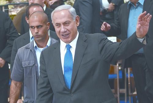 經(jīng)以總理內(nèi)塔尼亞胡主持的內(nèi)閣秘密會議決定，以空軍接連對敘利亞多處目標實施空襲。圖為內(nèi)塔尼亞胡5日出席內(nèi)閣會議。