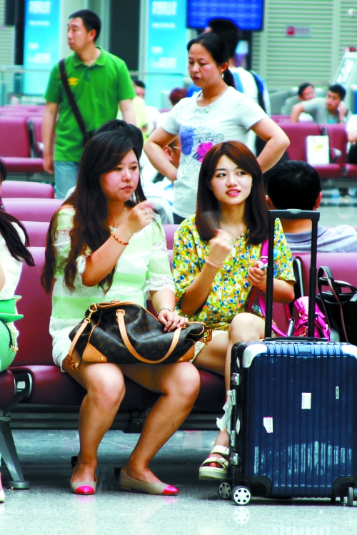 實(shí)在太熱，有個(gè)美女拿身份證當(dāng)扇子用