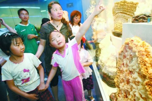 哇，地質博物館里好多沒見過的?。? oldsrc=