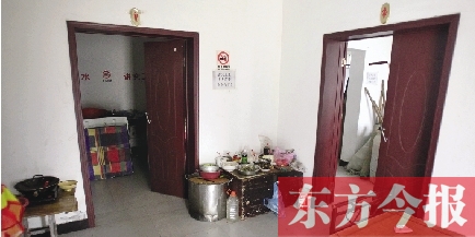 男廁洗漱池前，堆放著大量家電、家具等生活用品